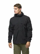 Campera rompevientos negra de nylon, con cierre frontal completo, capucha ajustable y puños elásticos. Cuenta con bolsillos laterales con cierre y diseño compacto.