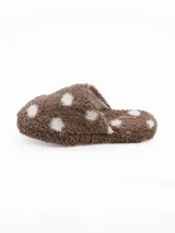 Pantuflas de estar por casa confeccionadas en tejido de peluche suave, color marrón con estampado de lunares blancos. Diseño abierto con plantilla acolchada y marca Lucce.