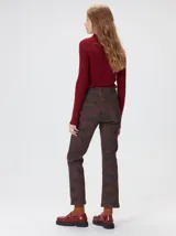 Pantalón de jean de tiro medio con corte de pierna recta y ajuste cómodo. Presenta un estampado integral con motivos geométricos y abstractos en tonos azules.