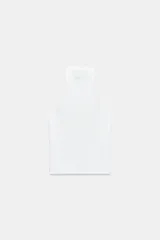 Top blanco de tejido de punto, corte ajustado, con cuello alto tipo tortuga y espalda descubierta (halter).