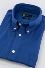 Camisa azul de jersey de algodón con cuello button down, manga larga y bolsillo en el pecho. Corte clásico.