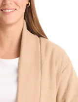 Cardigan largo de tejido de punto suave, color gris, con cuello con caída fluida, mangas largas con hombros caídos y bolsillos laterales discretos.