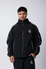 Campera deportiva negra con cierre frontal, capucha ajustable y detalles de líneas blancas en las mangas. Presenta el logo de la marca bordado en el pecho.