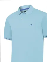 Remera tipo polo de manga corta en color celeste, confeccionada en piqué de algodón Pima. Presenta cuello clásico, cierre frontal con botones y detalles de líneas en contraste en los bordes de las mangas. Incluye un pequeño logo bordado en el pecho.