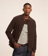 Campera bomber azul marino de pana con cuello redondo, cierre con botones a presión, bolsillos laterales y puños y cintura elastizados.