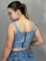 Top celeste de jean con breteles anchos y cierre frontal.