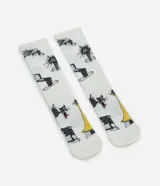Medias de caña larga color blanco con estampado de Tom, el gato de la serie animada Tom y Jerry, interactuando con una trompeta.