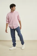 Pantalón azul de lino y algodón, corte recto.