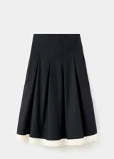 Falda midi evasé de tiro medio color negro, con diseño de tablas y detalle de vivo en el borde inferior. Cuenta con cierre de cremallera lateral.