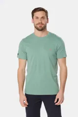 Remera básica de algodón color azul marino, de manga corta, con cuello redondo y logo bordado en el frente.