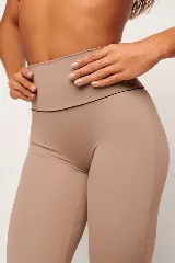 Calza color café de poliamida de alta performance, con diseño minimalista, tacto liviano y cintura alta.