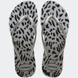 Ojotas Havaianas Slim con estampado animal print en tonos grises y tiras plateadas.