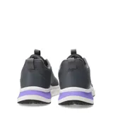 Championes deportivos Umbro modelo Vega, color gris con detalles en violeta. Presentan un diseño de malla transpirable, cierre con cordones y suela blanca con amortiguación.