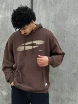 Canguro marrón con capucha ajustable con cordones y bolsillo tipo canguro.