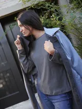 Remera de manga larga en color blanco, con cuello redondo y corte clásico. Presenta un diseño minimalista con un pequeño logo bordado en el pecho.