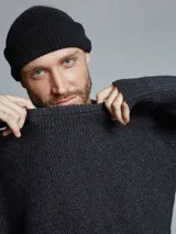 Sweater tejido grueso con textura, cuello a la base, manga larga y fit relaxed.