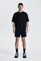 Short deportivo azul marino de tejido funcional con tecnología DryMove™ y stretch en cuatro direcciones. Cuenta con cintura elástica con cordón oculto, bolsillos al bies, diseño reflectante en la parte posterior y aberturas laterales cortas en el bajo.
