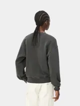 Buzo de algodón color beige, de corte cuadrado y holgado, con hombros caídos y puños acanalados.