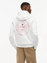 Buzo con capucha de Tommy Hilfiger en colaboración con Cadillac Formula 1 Team. Confeccionado en algodón, presenta un diseño de corte regular con hombros caídos, bolsillo tipo canguro y puños acanalados. En el pecho incluye un gráfico bordado con banderas cruzadas y el logo de la colaboración.