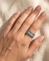 Anillo ancho de plata 925 con hileras de pequeñas piedras turquesas redondas y una línea central de piedras blancas cuadradas facetadas.