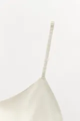 Bralette confeccionado en mezcla de seda, con escote redondo y tirantes finos ajustables. Cuenta con cierre en la espalda mediante gancho metálico.