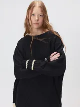 Sweater de cuello redondo con diseño de tejido en relieve de rombos, manga larga y calce holgado. Presenta logo bordado en el pecho y aberturas laterales en el ruedo.