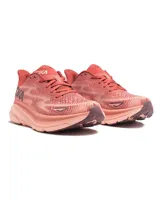 Championes Hoka Clifton 9 color salmón con suela color crema y detalles en color borgoña.