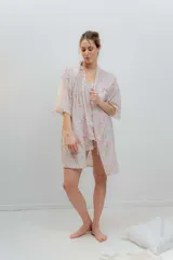Bata kimono corta con estampado de hortensias en tonos rosados y verdes.