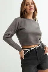 Sweatshirt gris de algodón, corte cropped y mangas largas.