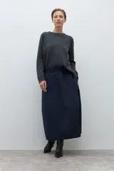 Falda larga azul marino de corte recto y holgado, con cintura elástica.