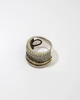 Anillo ancho de plata 925 con doble baño de oro y circonitas blancas.