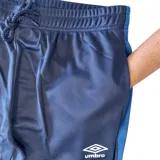 Conjunto deportivo Umbro de campera y pantalón en color gris. La campera es de cuello alto, con cierre frontal completo y bolsillos laterales con cierre. El pantalón cuenta con cintura elástica y bolsillos laterales. Ambos presentan detalles de franjas negras en los costados y el logo de la marca bordado.