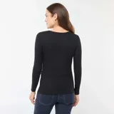 Camiseta de manga larga confeccionada en tejido de canalé, con cuello redondo y ajuste entallado.