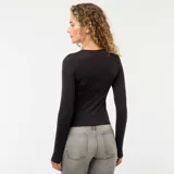 Camiseta de manga larga en color negro, confeccionada en tejido elástico y entallado. Presenta un diseño con cuello redondo y una abertura tipo cut-out en el hombro izquierdo, decorada con un detalle metálico dorado.