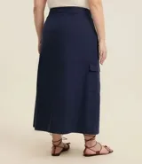 Falda midi azul marino de sarga de algodón, con bolsillos cargo laterales, cintura alta y cierre oculto.