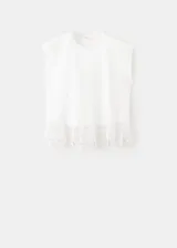 Camiseta blanca de manga corta con cuello redondo y detalle de encaje en el borde inferior.