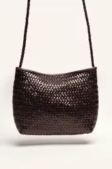 Cartera tipo morral y bandolera de cuero vacuno marrón, completamente trenzada a mano con diseño estructurado y correa larga trenzada.