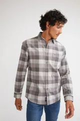 Camisa de viyela a cuadros color ladrillo, azul y blanco, de corte slim fit, manga larga, con bolsillo en el pecho y logo bordado.