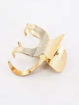 Pinza para el pelo dorada con diseño geométrico.
