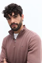 Buzo de algodón color azul marino con medio cierre frontal y cuello alto. Presenta un pequeño logo bordado en el pecho.