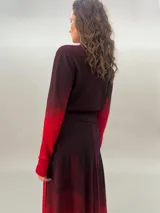 Falda larga de crepe de lana, teñida con degradado de bordó oscuro a rojo. Presenta bolsillos laterales y tablas.