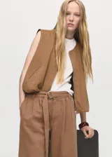 Short de gabardina marrón de tiro medio, diseño recto tipo bermuda, con pinzas en la parte delantera, bolsillos laterales y cinturón ajustable incorporado.