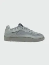 Zapatillas Diesel modelo S-Oval Skate, de diseño urbano en color crema. Presentan una silueta de perfil bajo con paneles de cuero y tejido técnico, cierre de cordones con placa metálica decorativa y etiqueta con logo en la lengüeta.