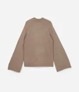 Sweater de punto color beige, con cuello alto y mangas largas acampanadas.