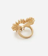 Maxi anillo femenino de metal con acabado en oro envejecido, presenta un diseño central de corazón con efecto cutout y contorno decorado con pétalos en relieve.