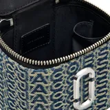 Bolso tipo vanity bag de Marc Jacobs, confeccionado en tejido denim con monograma estampado. Presenta forma de caja, cierre de cremallera bidireccional, logo J Marc metálico en el frente y correa de cadena plateada.