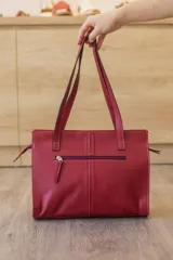 Cartera tipo shopper de cuero genuino marrón con panel central de textura símil cocodrilo y herrajes metálicos plateados.
