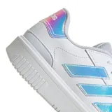 Championes urbanos Adidas Courtblock Bold, color blanco con diseño de plataforma. Presentan las icónicas tres tiras laterales en acabado iridiscente y logo en la lengüeta en tono rosado. Confeccionados en cuero sintético con suela de goma resistente.