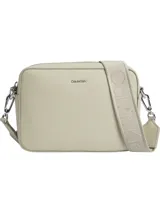 Cartera bandolera Calvin Klein modelo Must, color beige con textura granulada y correa ancha ajustable con logo de la marca.