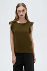 Blusa verde militar de poliéster, con cuello redondo a la base, sin mangas y detalle de volados en los hombros.